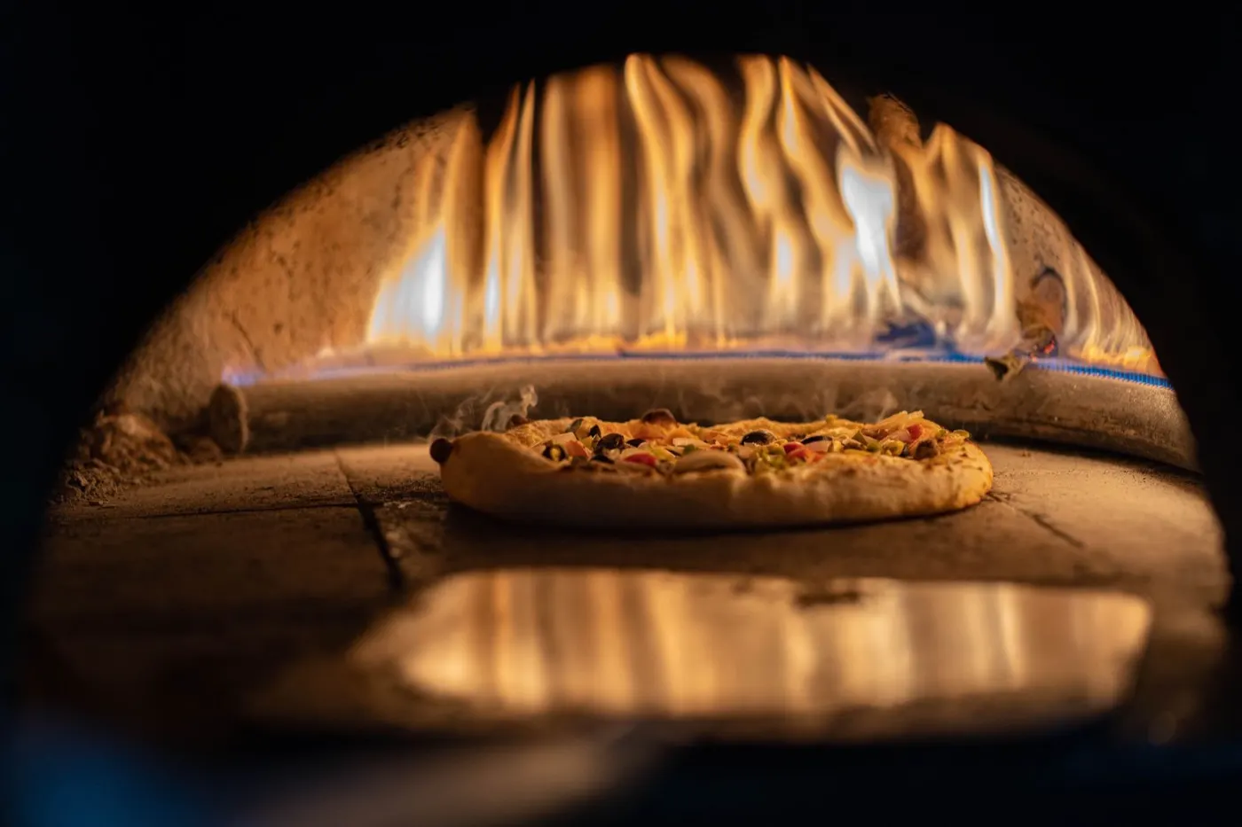 Il forno a legna acceso